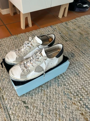  Philippe Model sneakers - Snygga vita sneakers från Philippe Model skön slitage stil. Storlek 45 skick 9/10 nypris ligger runt 3000kr mitt pris:1499kr