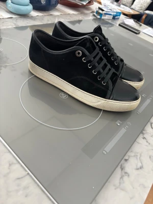 Lanvin Cap Toe - Goa lanvins som nästan är i nyskick. Använda ett halvår och dustbag ingår, har tyvärr slarvat bort lådan därav priset. Hör av er om frågor. Storlek Uk 5 men passar mig som har 42 normalt, stora i storleken.