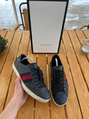 Gucci ace  - Snygga svarta Gucci ace i hyfsat skick! Mycket kvar o ge. Size 9,5 passar 43, kommer med box och kort. Pris 1600kr!! Nypris 8000kr, självklart äkta 