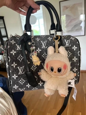 Speedy väska 25 cm y2k 2000s vintage handväska axelremsväska  - Ny väska 25cm. Labubu ingår inte. Endast väska, dustbag och ett lås.