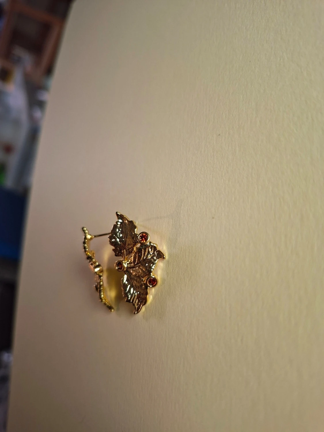 Guldörhängen med löv och röda stenar - 1