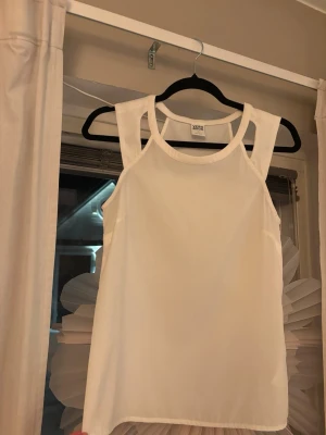 Vit blus  - Snygg men basic blus💘