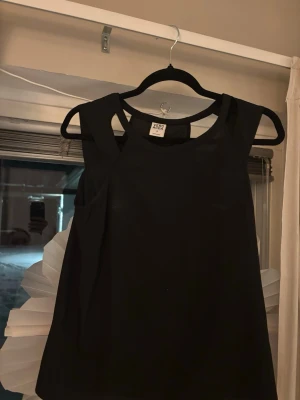 Svart ärmlös topp från Vero Moda - Snygg basic blus💘