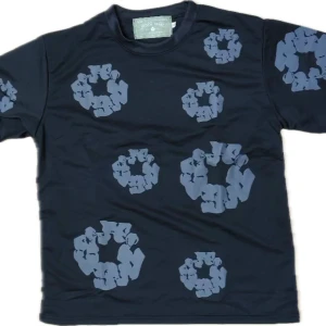 Denim tears t-shirt - Cool svart t-shirt med unikt blått mönster i form av cirklar över hela tröjan. T-shirten har rund hals och korta ärmar, perfekt för en avslappnad och trendig stil. Tillverkad i mjuk bomull för skön komfort.