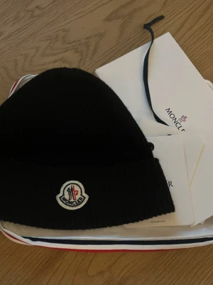 Moncler - Säljer en fin mössa från märket Moncler i ett mycket bra skick, med inga tecken på användning. 