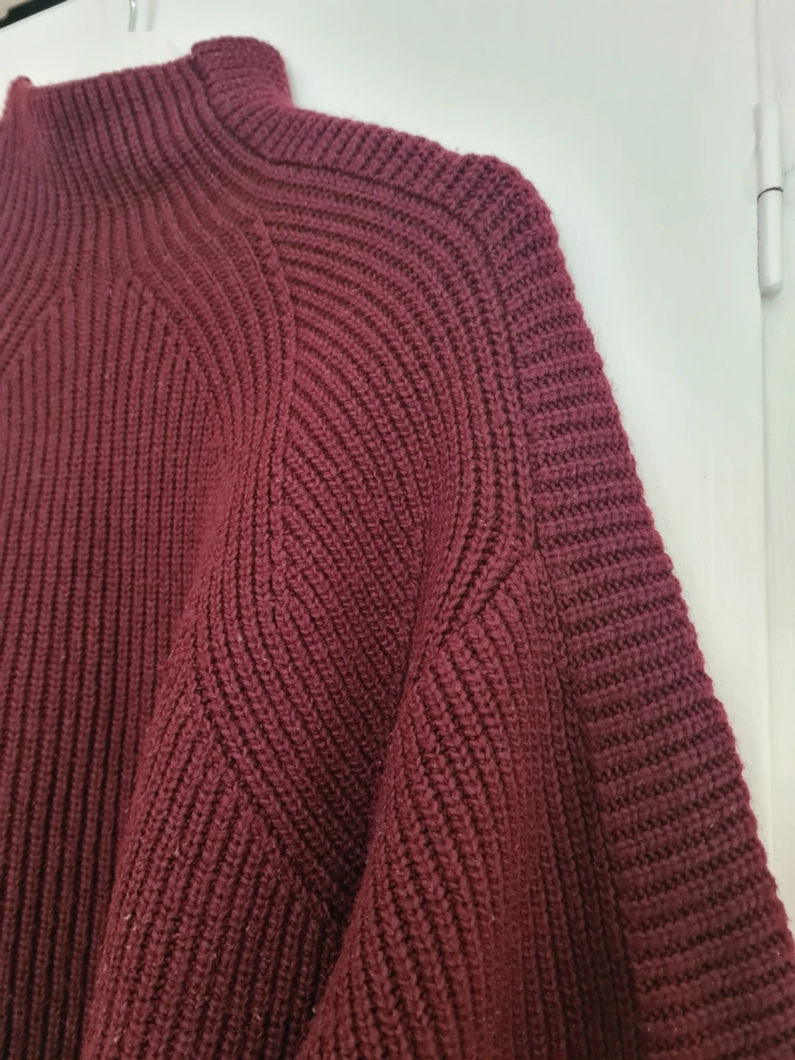 Vinröd ribbstickad polotröja från H&M - 2