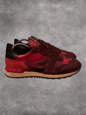 Rockrunners Röda - Riktigt fräscha valentino rockrunners i storlek 41. Passar 42. Mycket bra skick😇ÄKTA!  skriv för intresse🙏🏼