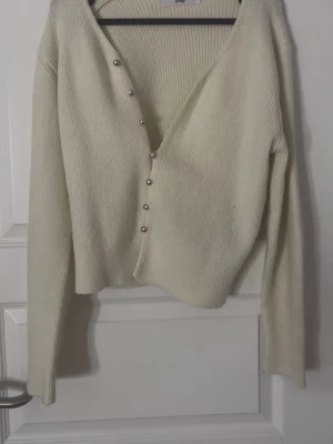Krämvit kofta med pärlknappar - Säljer en ljusgul stickad tröja. Den är köpt utomlands och är aldrig använd. Står ej storlek men passar XS-M❤️❤️