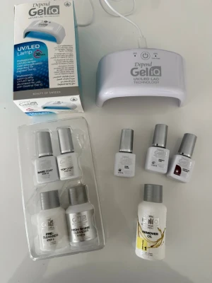 Depend GeliQ UV/LED nagellack kit - Komplett Depend GeliQ kit med UV/LED-lampa, flera nagellack i färgerna Pure White, French Pink och röd, samt baslack, topplack, high shine cleanser, pre-cleanser och remover oil. Perfekt för att fixa snygga gelnaglar hemma. Vet inte hur myclet det är kvar i vätskorna, men nagellackens är i princip nya. Inget återköp..