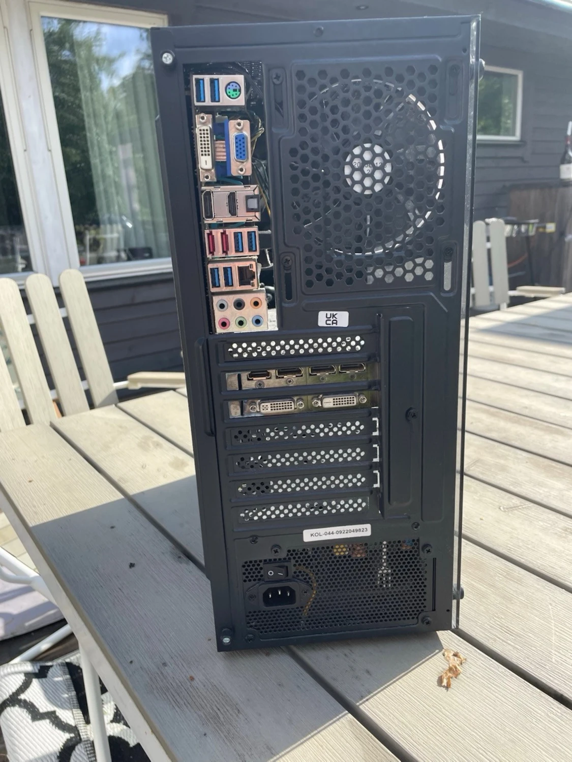 Svart stationär dator med glasfönster - 2