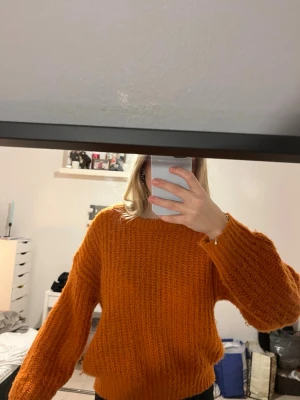 Oversized orange stickad tröja - Säljer en lite oversized stickad tröja i en orange färg. Tröjan har grovstickad struktur, rund halsringning och långa ärmar. Väldigt mysig och skön och passar perfekt till alla årstider🧡