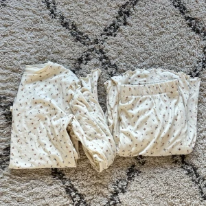 Blommig pyjamas - Så himla skön pyjamas i off white med blommor!! Det är storlek 170 men den sitter superbra på mig som har storlek S