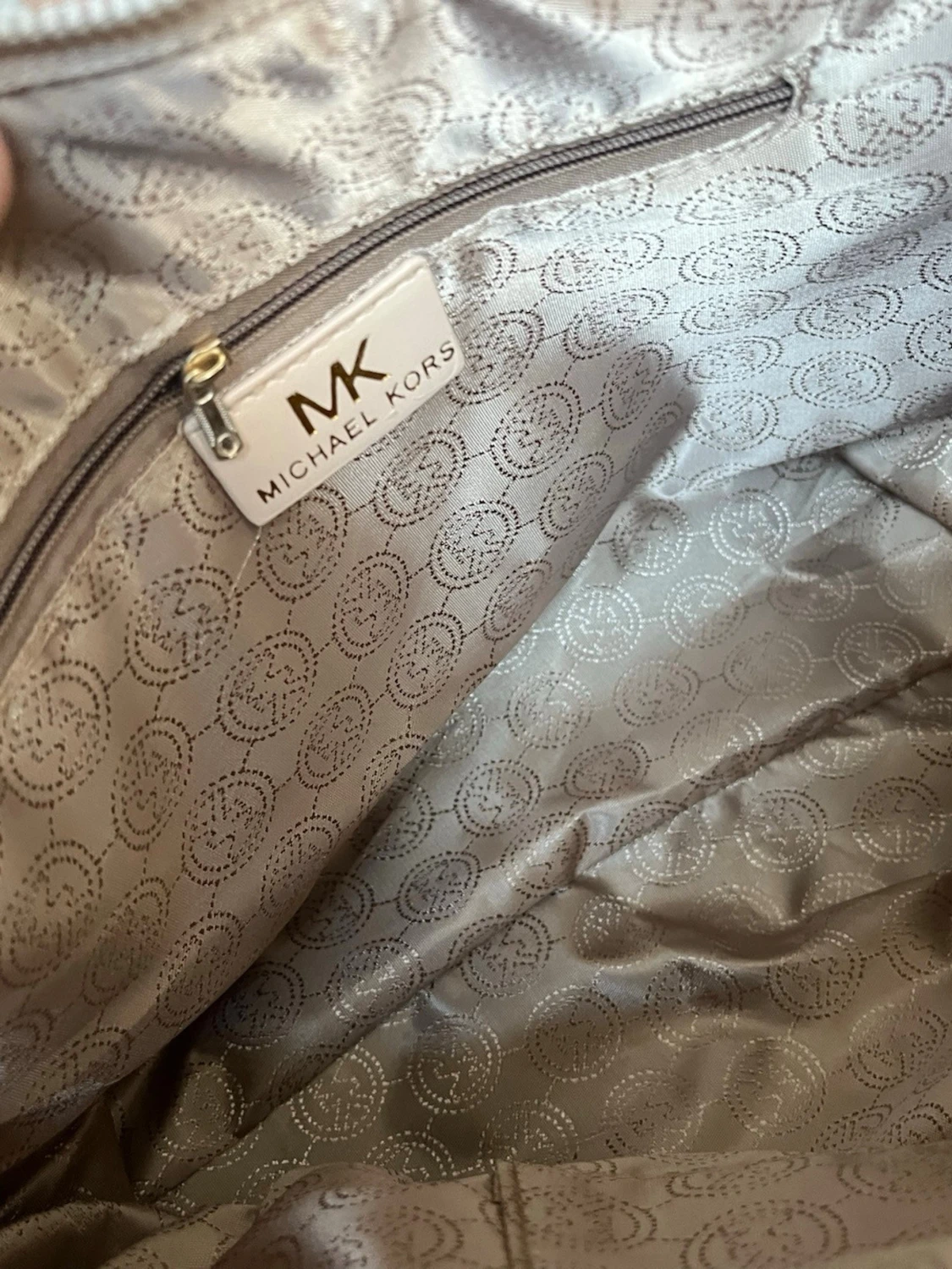 Michael Kors beige monogram handväska - 4