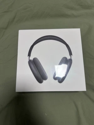 Apple AirPods Max grå hörlurar - Säljar helt ny Snygga Apple AirPods Max i svart . Over-ear design med mjuka öronkuddar och justerbart huvudband i mesh. Tillverkade i aluminium och rostfritt stål för en premiumkänsla. Perfekta för musik, gaming eller film med grym ljudkvalitet. Nypris 6495 