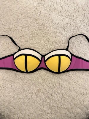 Färgglad bikini - Superfin bikini med avtagbara axelband och push-up, aldrig använd, storlek M men passar mindre!☺️💗
