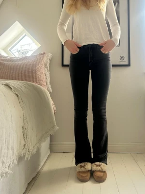 Lois jeans  - Sjukt snygga lois jeans med supernajs passform💖Innerbenslängd: 81cm, midjemått rakt över: 33cm men supermycket stretch i!