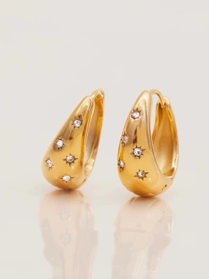 Örhängen i Stål med 18K Guld, Vattentålig - JULIETTE - Smycket är hypoallergent och vattentåligt – perfekt för daglig användning, även i dusch, träning eller på resa och är lämpliga även för känslig hud.  Användning & skötsel: För att bevara glans och färg så länge som möjligt, undvik kontakt med starka kemikalier såsom parfym och rengöringsmedel. Förvara torrt när det inte används. Vid korrekt skötsel behåller smycket sin glans i upp till två år eller mer – utan att mörkna. Material: Rostfritt stål Plätering: 18K Guldplätering (PVD) Vikt: 9-10 g