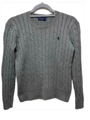 Ralph Lauren tröja - Kabelstickad ralph lauren tröja i fint skick Har inte sett några defekter Sitter som en normalstor XS Priset är diskuterbart  Fråga gärna frågor