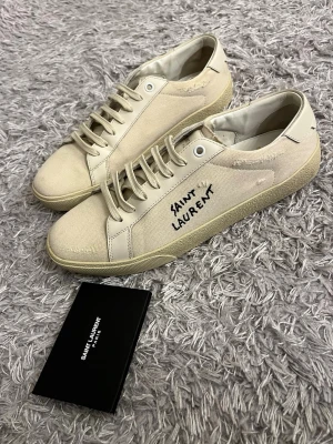 Saint Laurent sneakers - Säljer ett par sköna Saint Laurent sl/06 sneakers! | Utmärkt skick utan defekter! I stort sätt som nya! | Kommer med låda, snören och kort. Självklart äkta✅| Storlek 39,5 innersulan är 26cm så passar omkring 39,5-40 | Ställ gärna frågor innan du köper!