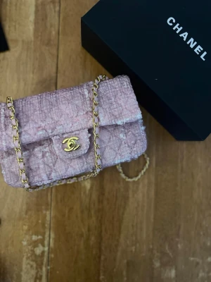 Chanel flap classic - Säljer min Chanel väska . Postar samma dag som köp ! Har order bekräftelse samt serie nummer på sista bilden . Boxen följs med ! Kan mötas i sthlm 😊