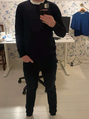 Grisch marinblå finstickad Kenzotröja. - Hej!👋🏻Säljer en snygg marinblå finstickad tröja från Kenzo med ett coolt tigerbroderi på framsidan.👕🔵 Tröjan är mycket bra skick och har inga slitningar eller hål 🥂👍Eftersom tröjan är av ett exklusivt märke, är mitt pris 500kr.😊 Hör av er vid minsta fundering!