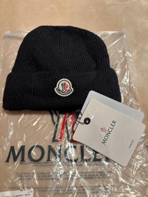 Moncler mössa svart - Hej! Säljer nu min helt nya moncler mössa. Skriv till mig om det finns något ni undrar över eller vid fler bilder. Taggar finns och qr kod.