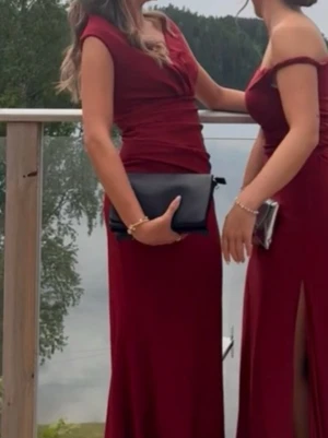 Vinröd långklänning med v-ringning - Säljer min fina balklänning. Endast använt på balen, storlek S💞💞