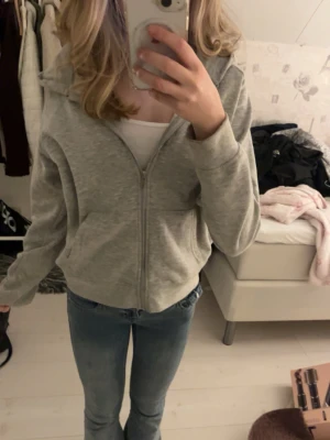 Grå hoodie med dragkedja från lager 157 - Skön hoodie från lager. Använd få gånger och har inga defekter. 