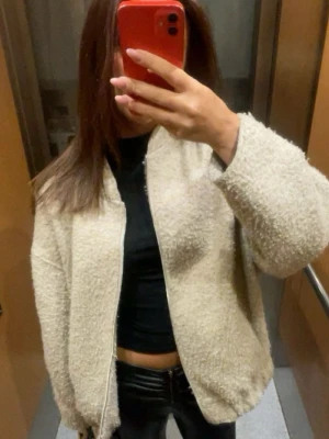 Beige populär jacka från zara - Jacka från zara i storlek s.