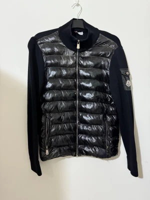 Moncler Jacka  - Snygg Moncler jacka, skinnet på främre delen har förstörts lite. Närmare man kollar så märker man av det, be mig att skicka fler bilder om du är osäker. Storlek M men passar både S och M. Titta sistas bild. 