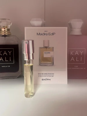 MADRE EDP - Parfymprov från SNIPH på Madre EdP från MALO, 8 ml. En perfekt vanilj doft för dig som söker lite extra komfort i vardagen. En härlig doft inspekterad av din mammas kärlek till dig. Bär dina fina minnen tillsammans med denna parfymen för en extra kärleksfull dag!!!💗🍪(ENDAST TESTAD)🍪