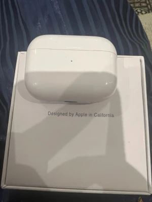 Apple AirPods Pro med laddningsetui - Säljer ett par vita Apple AirPods Pro med trådlöst laddningsetui och USB-C laddkabel. Snygg och kompakt design i blank plast, perfekt för dig som vill ha grymt ljud och smidig anslutning till din iPhone eller andra Apple-enheter.