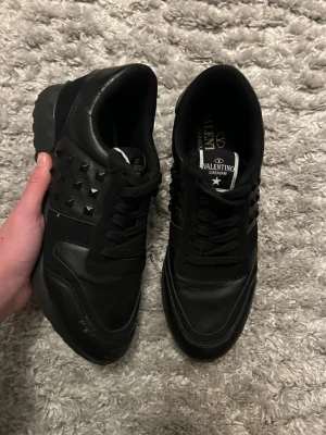 Valentino Rockrunner - Valentino Garavani rockrunner 🙌 | Cond - 7/10 | Storlek - 42 | Lite defekter på tån | Obs. priset är billigt av en anledning 😉| Skriv privat vid frågor! 🤝