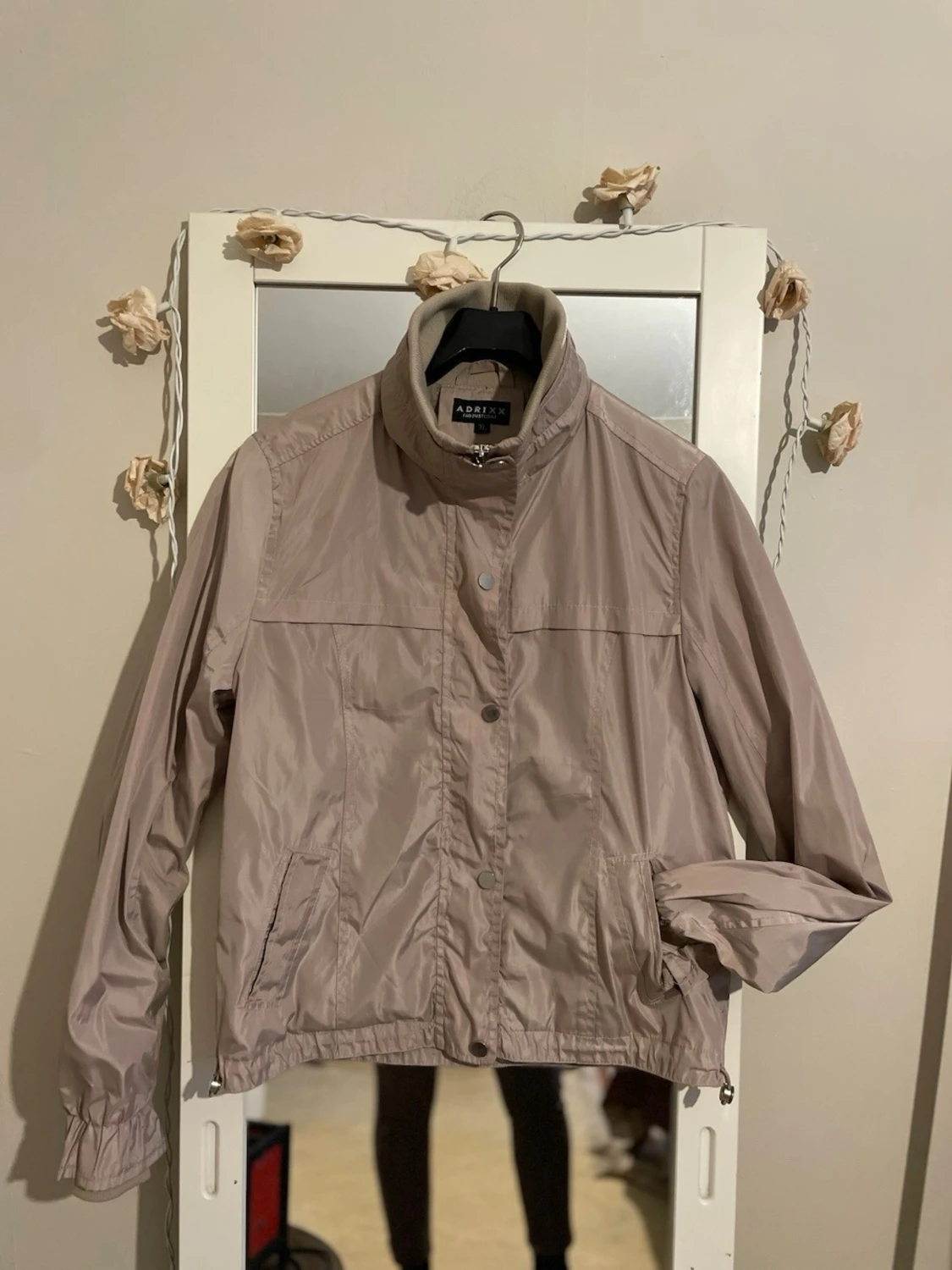 Beige vindjacka med hög krage - 3