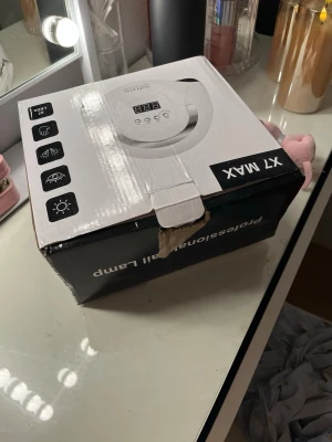 SUN X7 Max UV LED nagellampa - UV LED nagellampa SUN X7 Max med digital display och 57 LED-lampor. Lampan är vit och har flera timerinställningar samt sensor för automatisk start. Perfekt för att härda gelélack och andra nagelprodukter hemma.