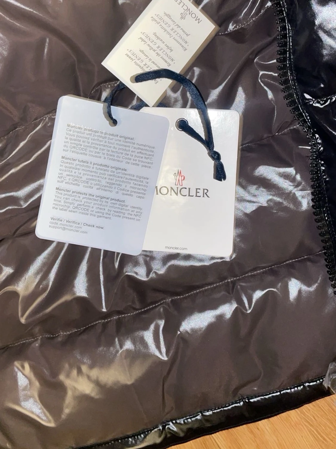 Svart glansig dunjacka från Moncler - 3