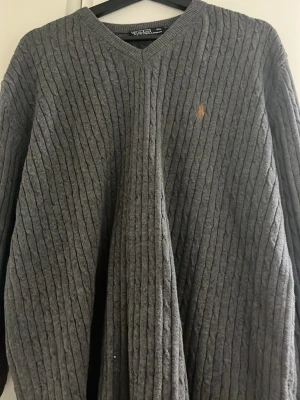Grå polo raulph lauren tröja - Aldrig använd. Grå polo raulph lauren tröja i storlek xxl. Med armbågs dämpar.