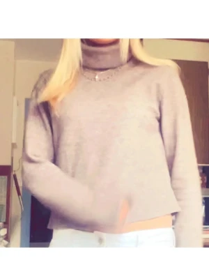 Brun polotröja från Weekday - Säljer en brun/beige stickad polotröja från Weekday. Så gosigt material 🤎🤎