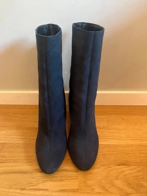 Mörkblå höga Bianco stövlar med klack - Storlek 40 Färg: mörkblå Nypris 1400 kr Endast provade inomhus, annars helt oanvända (utan originalkartong)  Eleganta och bekväma stövlar i mockaimitation, perfekta till både vardag och fest.