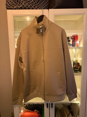 Beige tröja från Les Deux - Litet fabrikationsfel på vänster arm, se bild! Enbart testad en gång