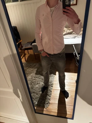 Ralph Lauren Skjorta - Snygg randig rosa Ralph Lauren skjorta | Kanon skick | Modellen på bilden är 182 och väger 70 kg | P017