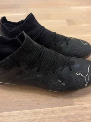 Svarta Puma fotbollsskor  - Har använts är lite smutsiga såklart med annars ingen annan synlig skada m.m på dom. Tvättas innan leverans!