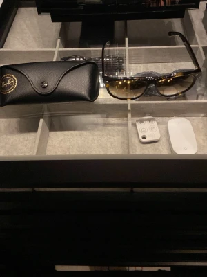 Ray-Ban Boyfriend RB4147 - Snygga Ray-Ban solglasögon modell RB4147 med bruna glas och sköldpaddsfärgade bågar. Klassisk och tidlös design med Ray-Ban-logga på skalmen. Kommer med original svart fodral i skinnimitation. Kvitto finns, se bild 4! I nyskick, använda kanske 5 gånger max!