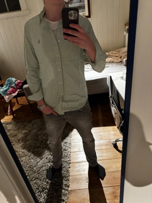 Ralph Lauren Skjorta - Snygg randig grön Ralph Lauren skjorta | Kanon skick | Modellen på bilden är 182 och väger 70 kg | P029