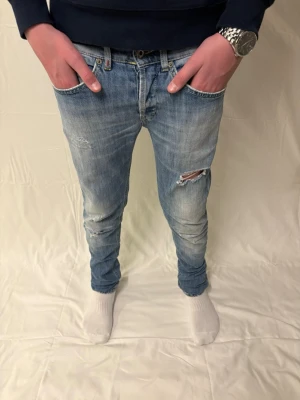 DONDUP GEORGE - Blåa dondup jeans (storlek 31). Nypris 4000kr vårt pris 1099kr! Om ni har några frågor kontakta oss!