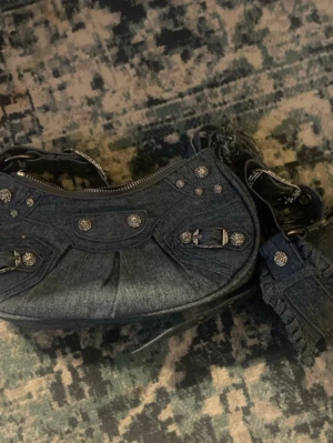 Denim väska - Jätte fin denim väska! Använts en gång men köpt åå vinted så finns slitningar.