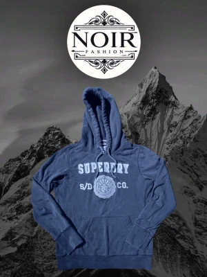 Blå hoodie från Superdry - Säljer denna sällsynta och mycket eftertraktade Superdry hoodien | Passar 165-175 | Mycket bra skick | Vid eventuella frågor hör gärna av dig och erbjuder bra pris vid köp av bundle😁✅