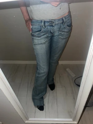 Lågmidjade Only Jeans - Lågmidjade flare Jeans från Only  Midjemått och längd är 36 men de är avklippta så passar närmare 34 Köpta på Vinted och säljer för de ej passar mig💕 