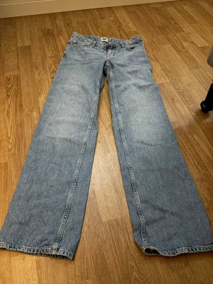 Blå wide jeans från 157 - Snygga blå jeans från 157 med breda ben och klassisk femficksdesign. Jeansen har en ljus tvätt och normal passform i midjan. Perfekta för dig som gillar en avslappnad och trendig stil.