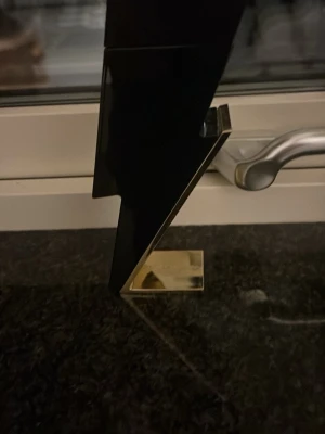 Carolina herrera bad boy  - Säljer en Carolina Herrera bad boy parfym i en unik blixtformad flaska. Flaskan är svart med en metallisk guldfärgad bas som ger en lyxig känsla. Perfekt för dig som gillar snygg design och vill ha något extra på parfymhyllan. 100 ml nypris 1359